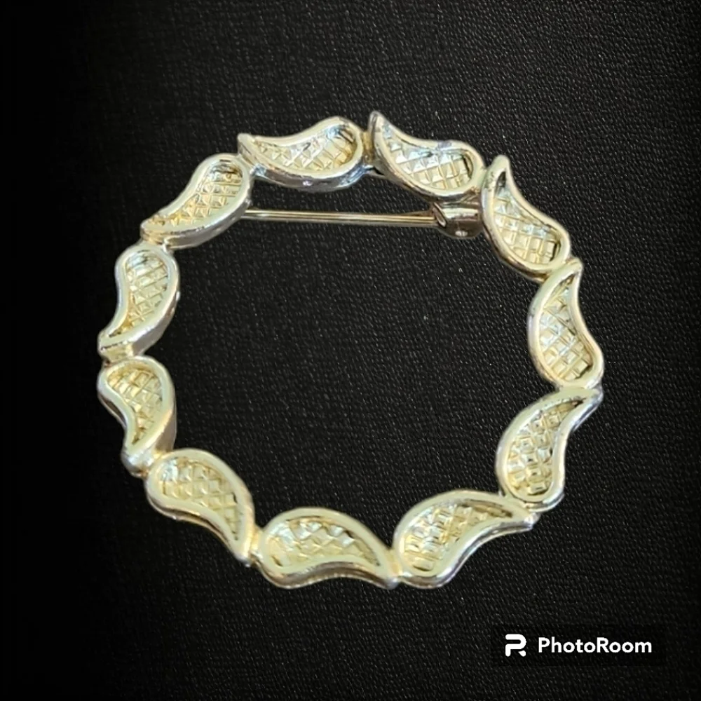 3/$30 VTG Silvertone Paisley Wreath Brooch Scarf Pin